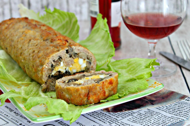 Minced meat roll with stuffing in the oven
