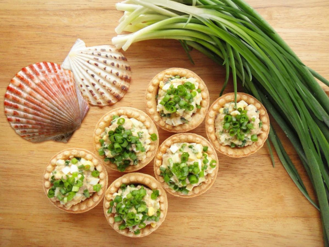 Tartlets with stuffed with cod liver