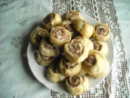 Puff pastry rolls with minced meat