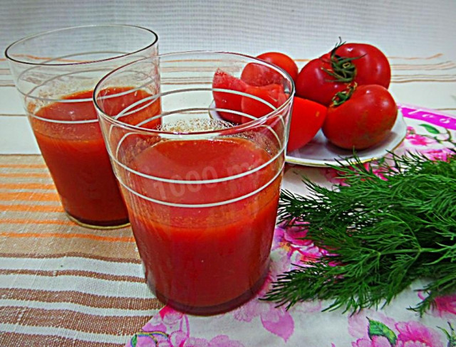 Tomato juice through a juicer for winter