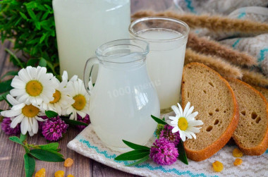 Simple homemade white kvass made from rye flour