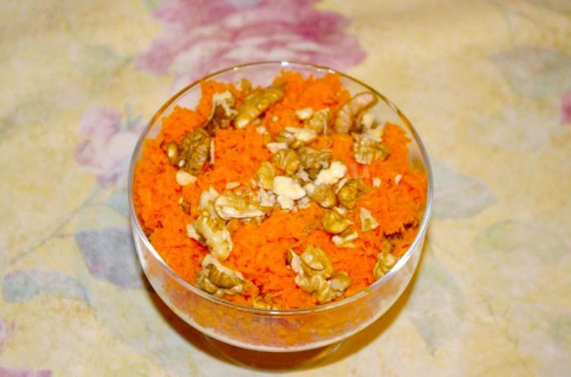 Raw carrot salad with walnuts