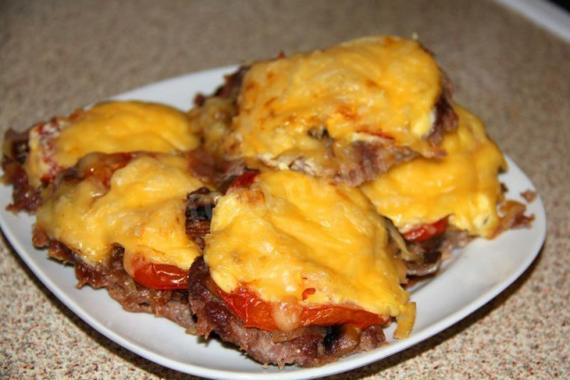 French-style meat with minced mushrooms and tomatoes