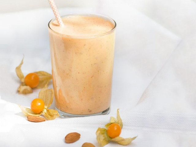 Almond and grapefruit physalis smoothie