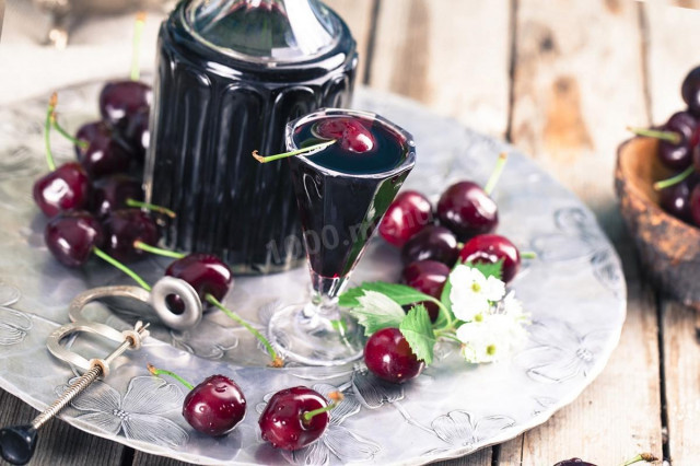 Cherry tincture at home with vodka