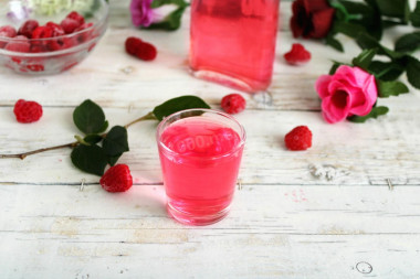 Raspberry tincture with vodka at home