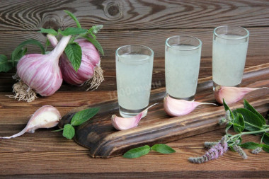 Garlic tincture with vodka