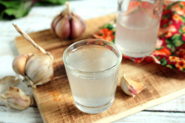 Tincture of garlic on alcohol