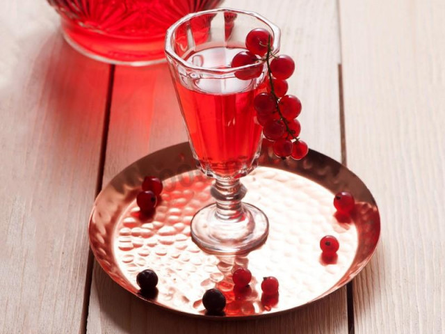 Homemade red currant liqueur