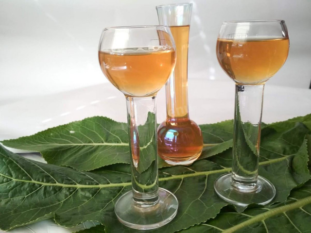 Tincture on horseradish leaves on vodka