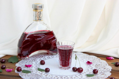 Cherry tincture on vodka with stones