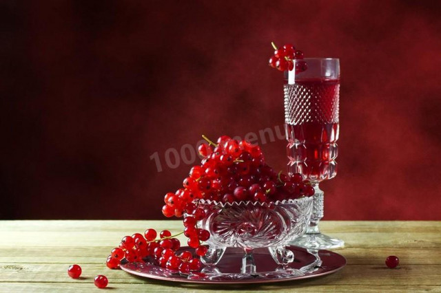 Homemade red currant wine of natural fermentation