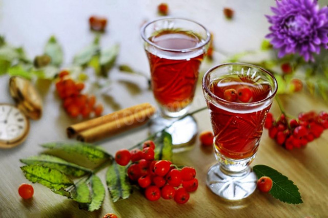 Tincture of mountain ash on alcohol