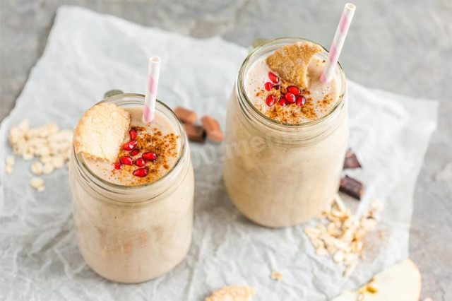 Smoothie with banana pomegranate cookies and cinnamon