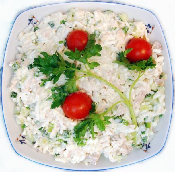 Freshness salad with chicken breast, green onion and cucumber