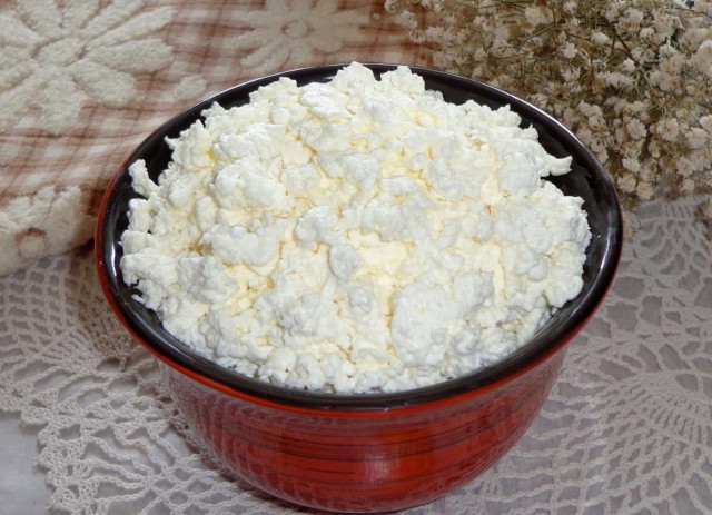 Cottage cheese from milk in a slow cooker