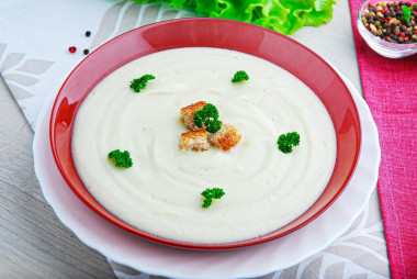 Cauliflower puree soup with cream