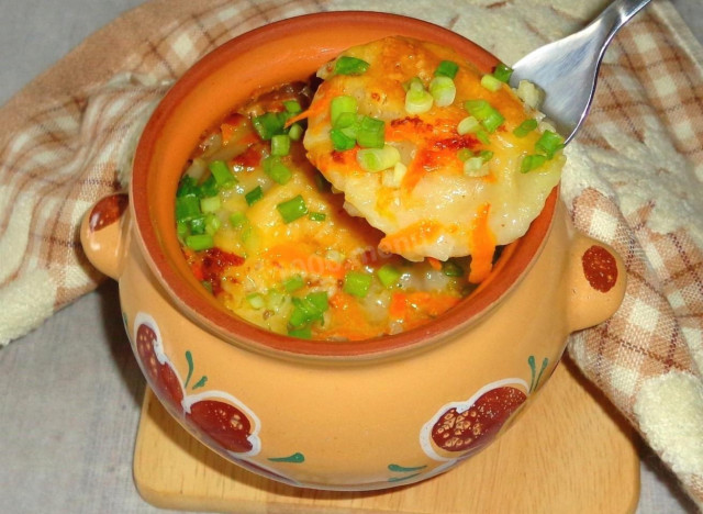 Dumplings in pots with cheese