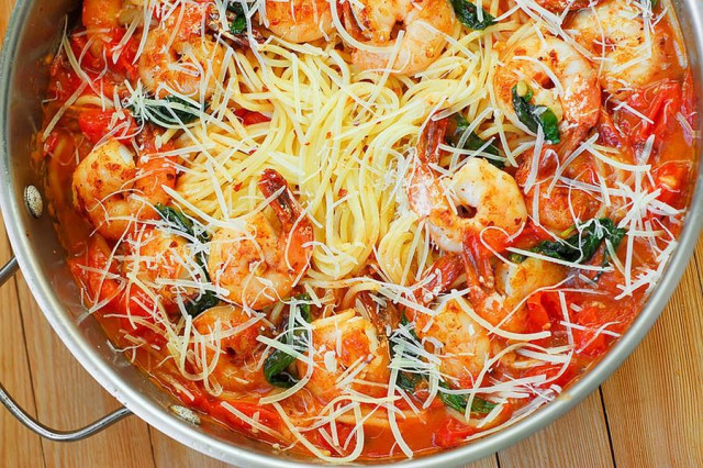 Pasta with shrimp in tomato sauce