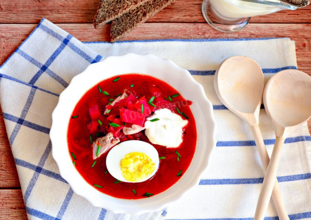 Beetroot soup with chicken
