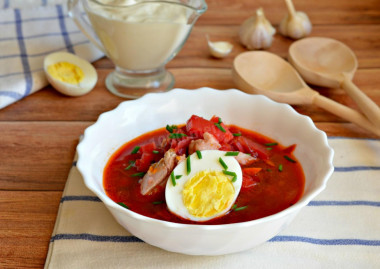 Beetroot soup with chicken