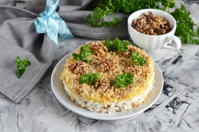 Salad with walnuts and chicken layers