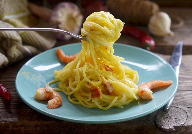 Pasta carbonara with shrimp in cream sauce