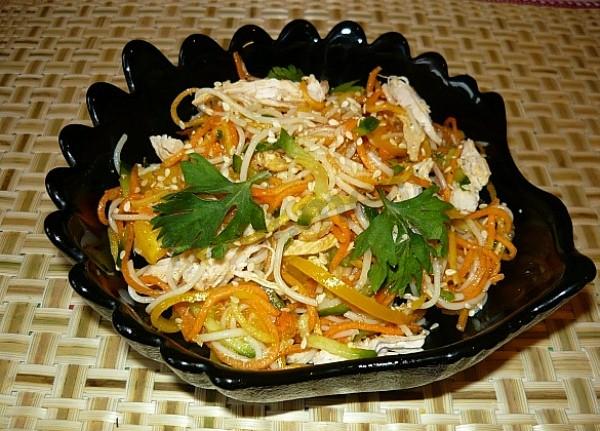 Rice noodle salad with vegetables and chicken