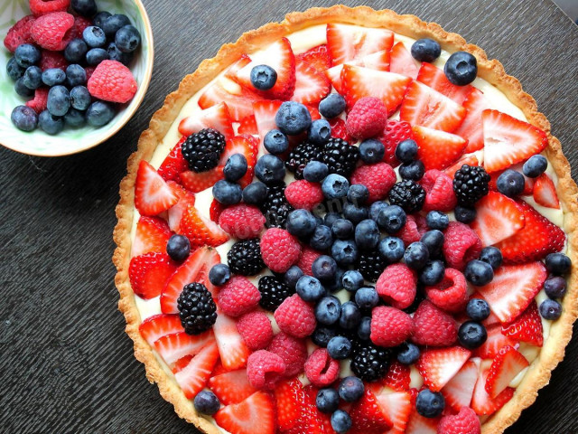 Pie with fresh berries tart