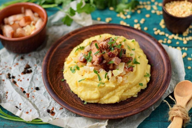 Mashed peas with smoked meat