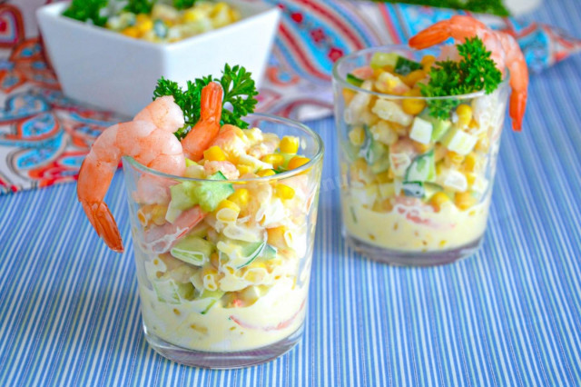 Salad with shrimp and corn