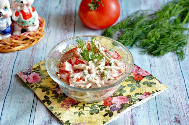 Salad with smoked cheese and tomatoes