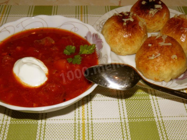 Ukrainian borscht with pampushki