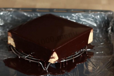 Chocolate cake mirror glaze