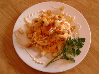 Gluttony salad with beans,  chicken and crackers