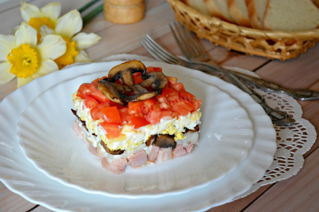 Fried mushroom salad with egg and chicken