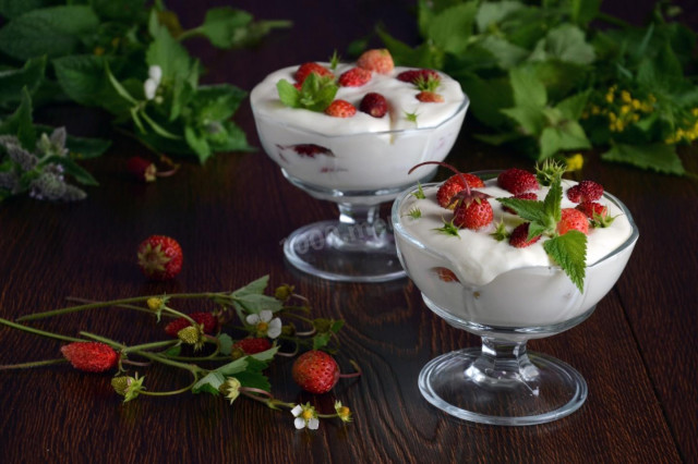 Cream and gelatin souffle with strawberries