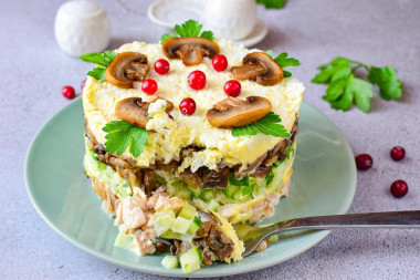 Salad with smoked chicken and fried mushrooms