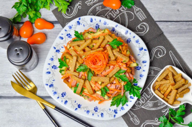 Salad with Korean carrots and crackers