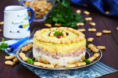 Salad with crackers and canned fish