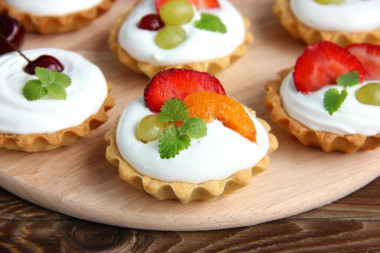 Shortbread baskets with filling