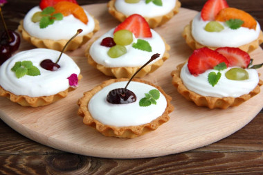 Shortbread baskets with filling