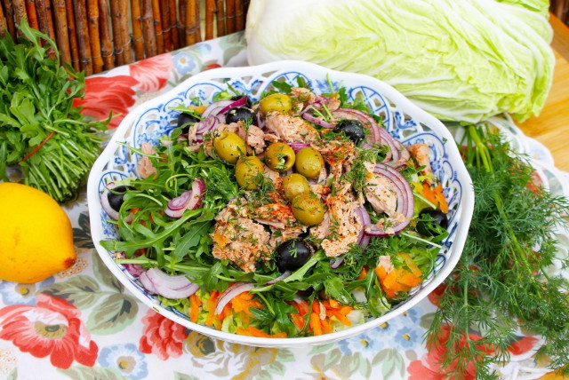 Salad with arugula and canned tuna