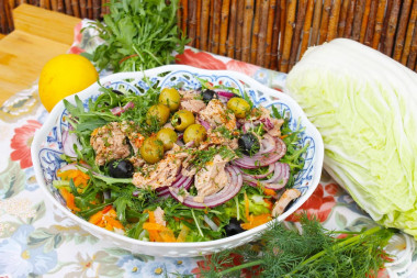 Salad with arugula and canned tuna