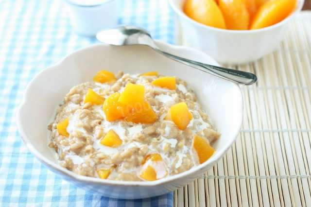 Oatmeal porridge with fruits