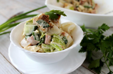 Salad with crackers and mushrooms