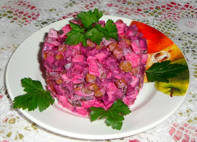 Violetta salad with beetroot and pickles