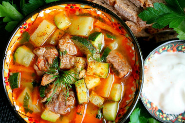 Zucchini tomato soup with meat