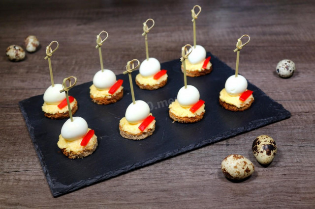 Canapé with quail egg on skewers