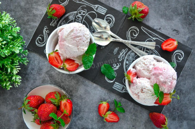 Homemade ice cream with strawberries